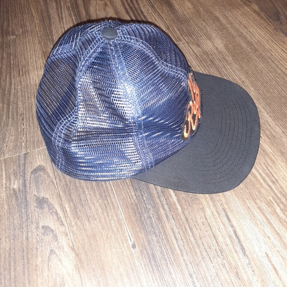 A cap - Picture 2 of 4